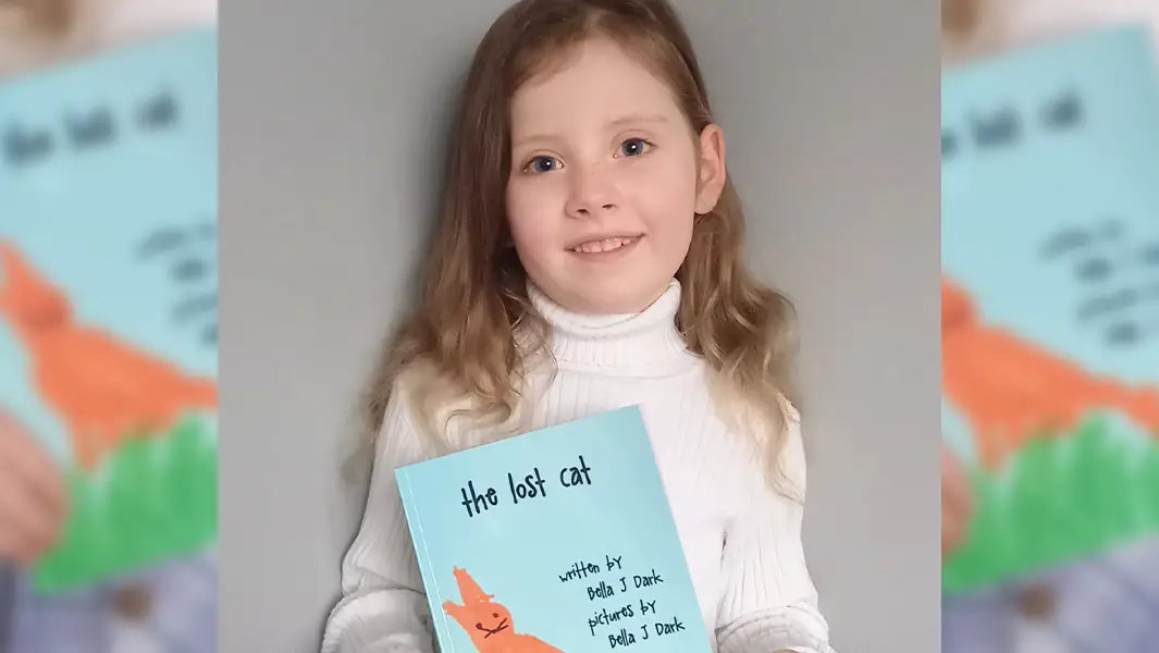فتاة بريطانية بعمر الخامسة تحقق رقماً قياسياً بعد نشرها لكتاب