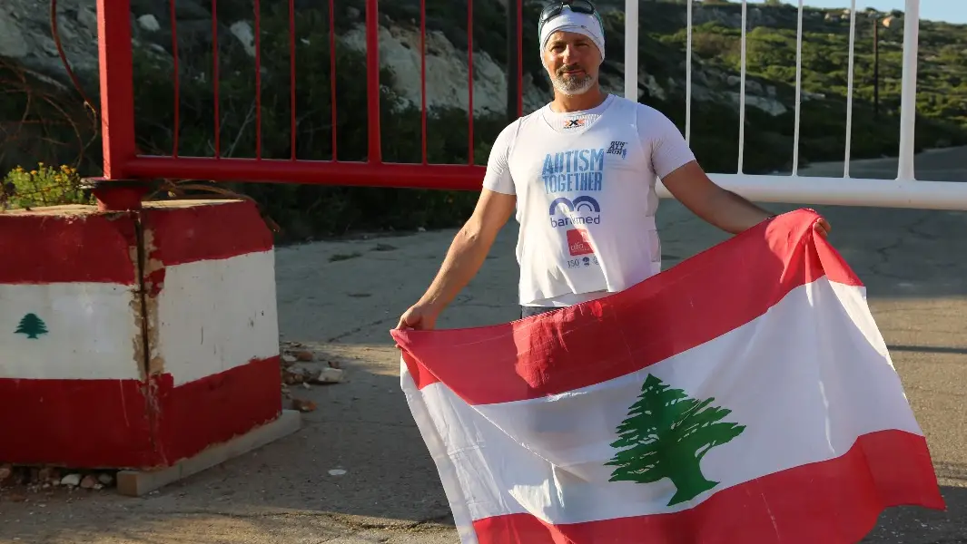 العدّاء الصحراوي اللبناني علي وهبي يركض على طول الساحل اللبناني دعما للتوحد