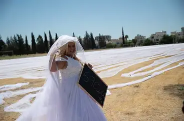 يتحول حلم العروس إلى حقيقة مع طرحة زفاف يزيد طولها عن 63 ملعبًا ...