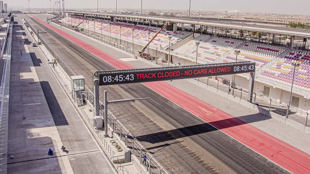 حلبة سباق وسطح أخضر تحجز لـ"أشغال" قطر لقبين عالميين
