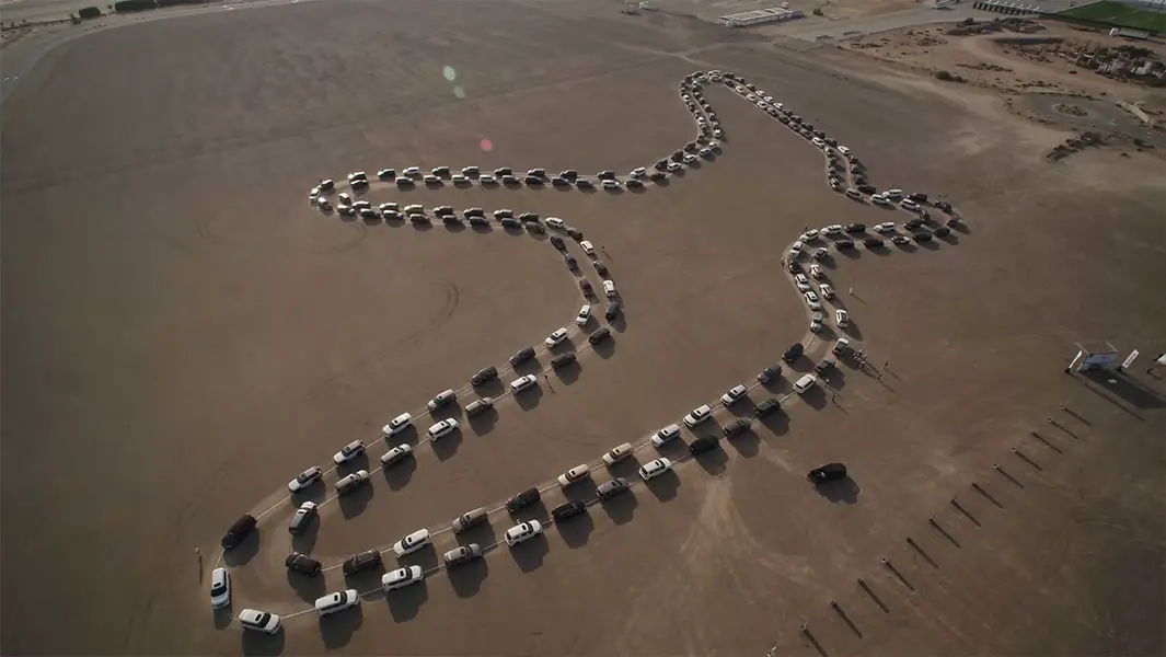 سيارات نيسان باترول ترسم صقرًا متحركاً في صحراء دبي