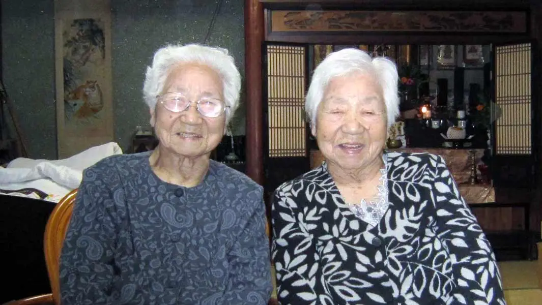 أختين من اليابان تحققان الرقم القياسي لأكبر امرأتين معمرتين توأم في العالم عن عمر يناهز 107 أعوام