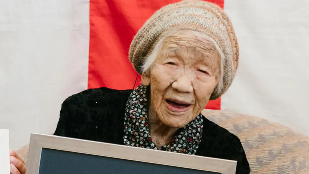 تحصل كين تاناكا من اليابان على الرقم القياسي لأكبر شخص معمر في العالم بعمر 116 عامًا