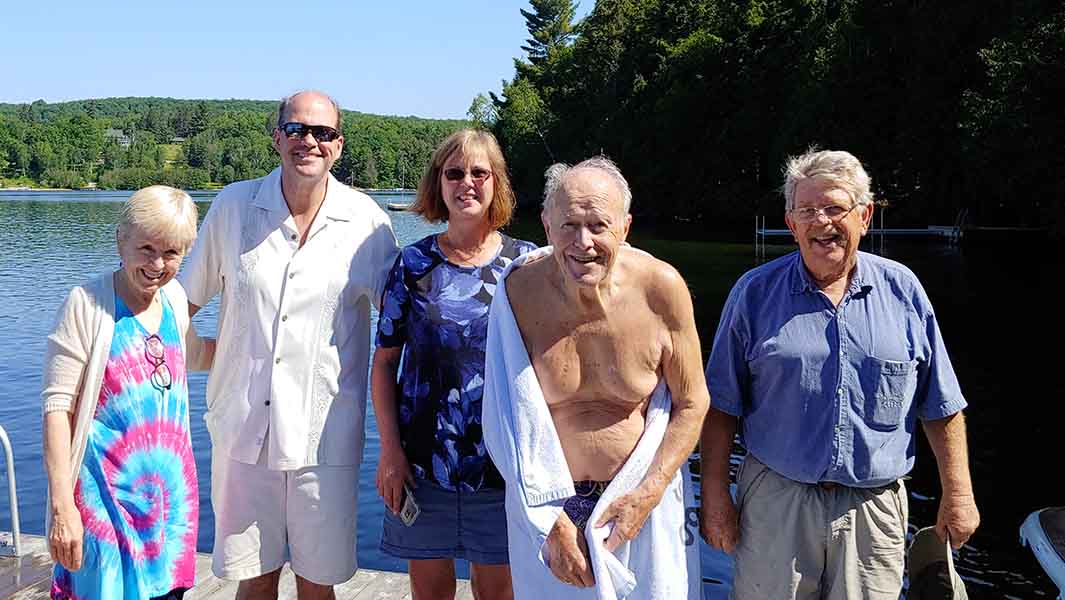 تعرفوا معنا على أكبر معمر يقوم بالتزلج على الماء في سن 94