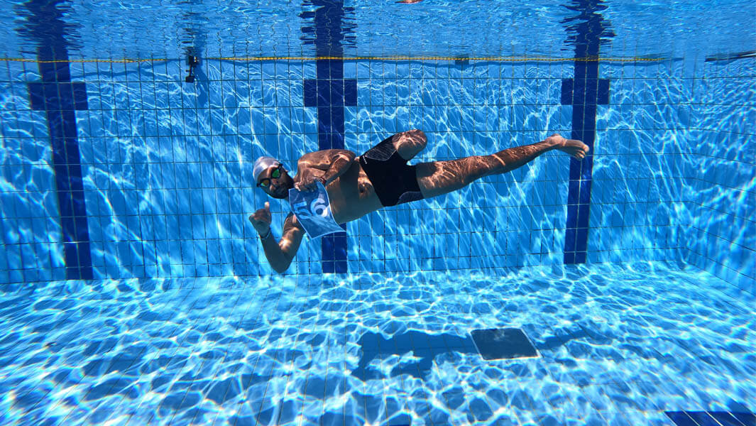 مصري بساق واحدة يسبح أطول مسافة بنفس واحد
