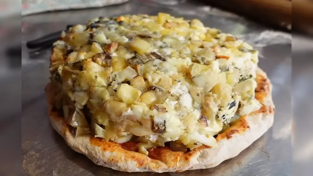 ألف نوع ونوع من الجبن على بيتزا قياسية من قبل شيف فرنسي