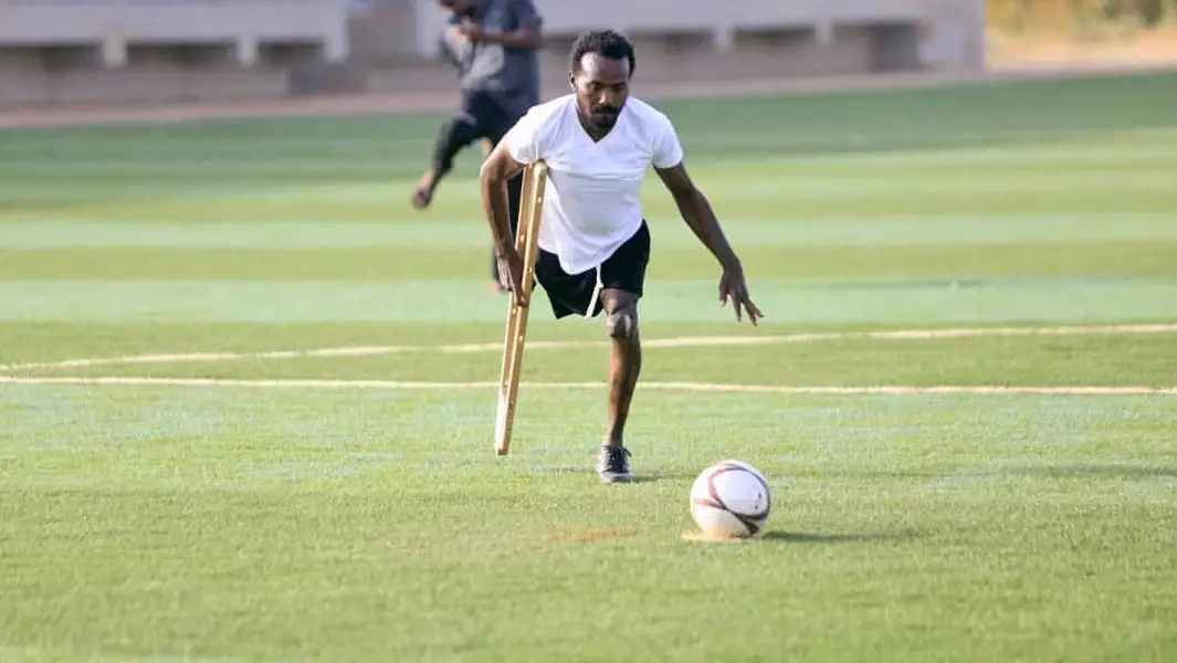 سوداني بساق خشبية يدخل التاريخ بكرة القدم 
