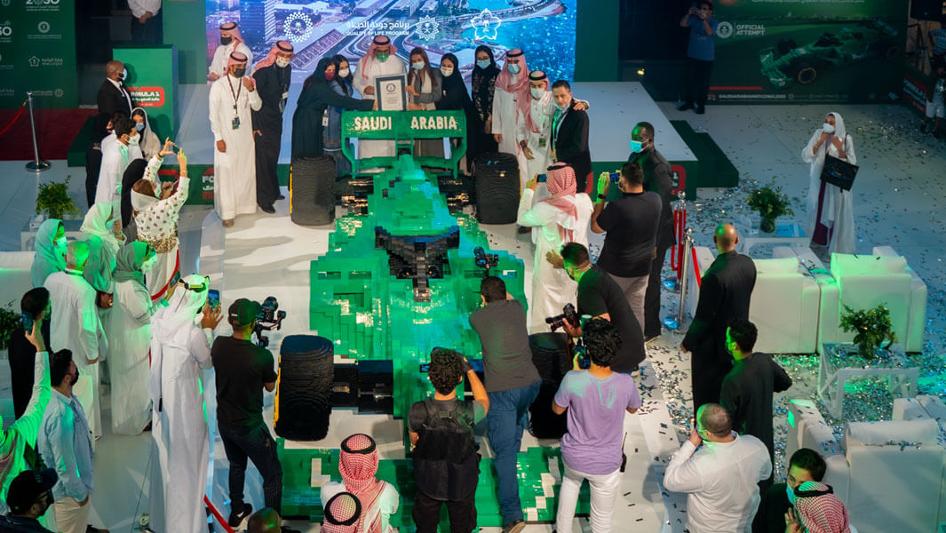 السعودية تحقق أكبر مجسم لسيارة فورمولا 1 مبنية من قطع الليغو® باستخدام 500،000 قطعة.