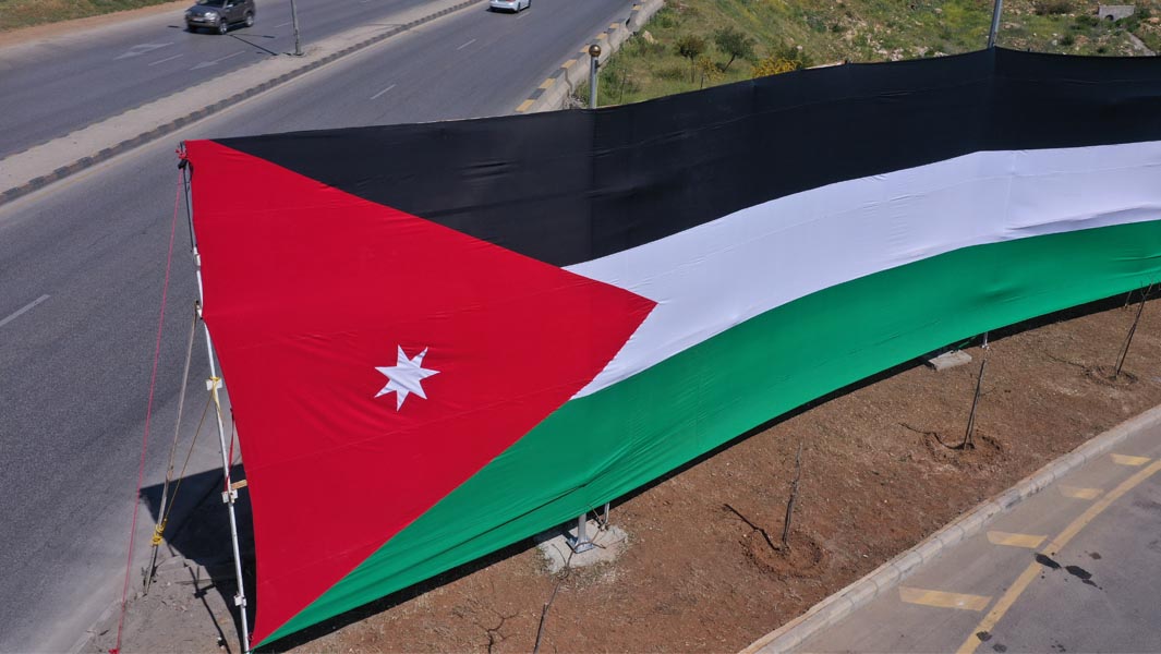 اليوم الوطني للعلم الأردني: أكبر لافتة معلقة في العالم تجسد العلم الأردني
