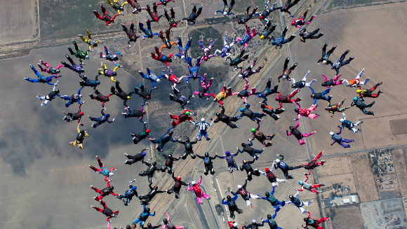 117 مرأة يقفزن بالمظلات في أكبر تشكيل للسقوط الحر المتسلسل 