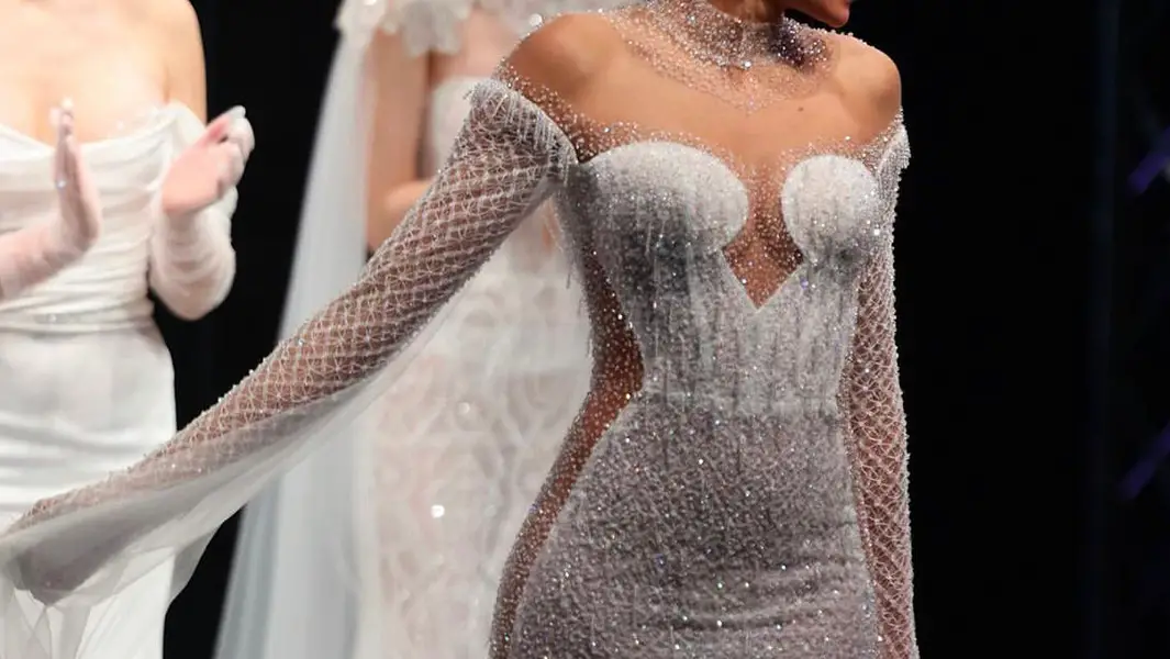 فستان زفاف مرصع بأكثر من 50 ألف كريستالة تطلب 200 ساعة خياطة!