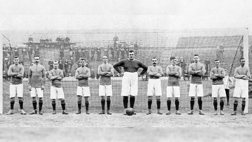 ويليام فولك وهو يقف في الوسط مع فريقه 