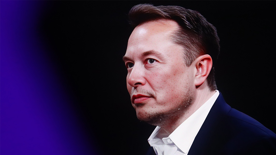 إيلون ماسك ينظر إلى الجانب