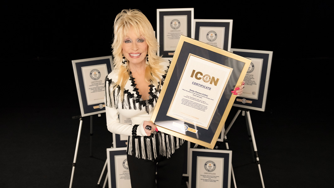 دوللي بارتون تحمل شهادات أرقام غينيس القياسية الخاصة بها، إلى جانب شهادة 