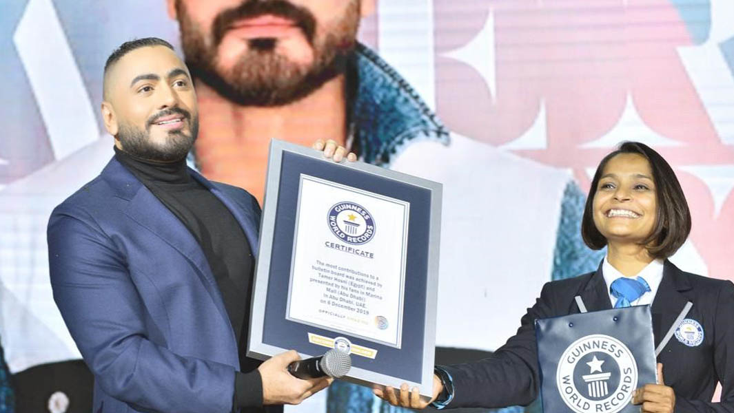Fans-of-Tamer-Hosny-gathered-at-Marina-Mall-Abu-Dhabi-to-celebrate-the-title-for-the-Most-contributions-to-a-bulletin-board